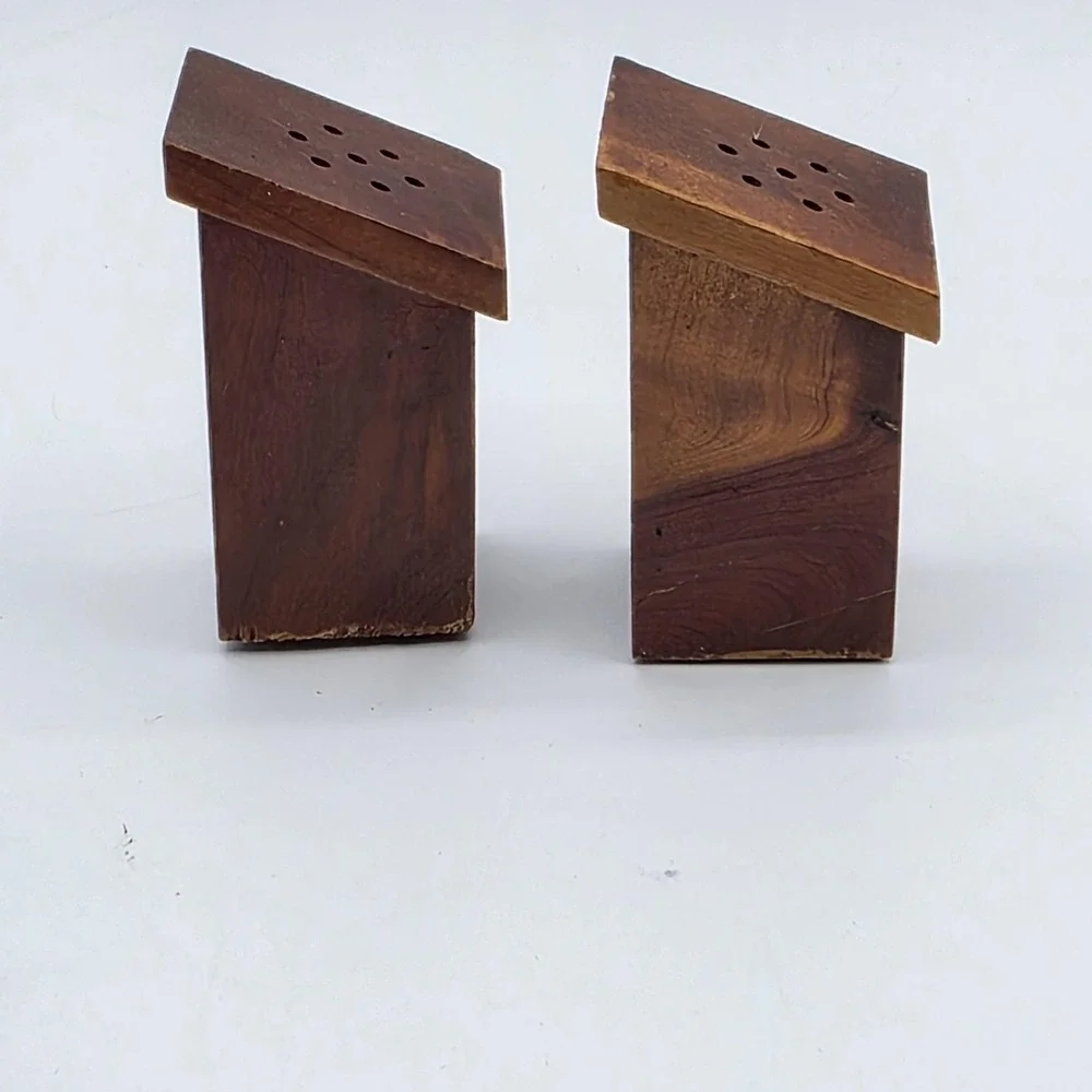 Wood Outhouse Salt & Pepper Shakers Set MA PA Illinois Souvenir‎ Rustic Novelty